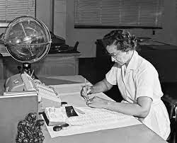 Photo of Katherine Johnson working at a desk doing calculations